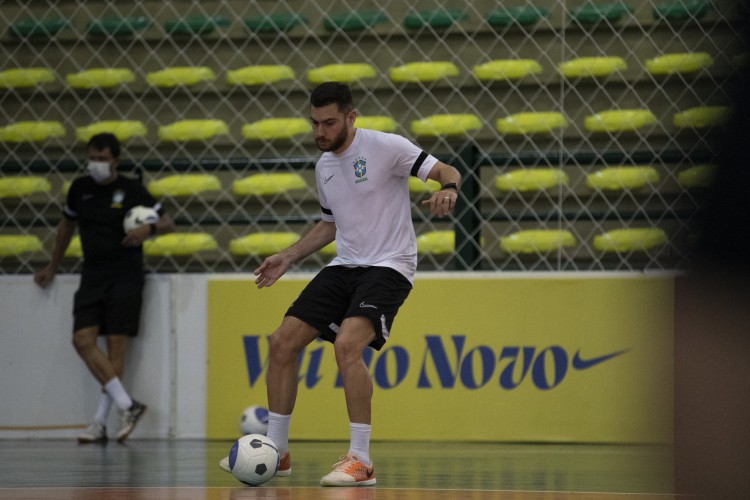 Bruno Taffy com a bola em treino da seleção brasileira masculina de futsal no ginásio José Francisco Perini, em Gramado