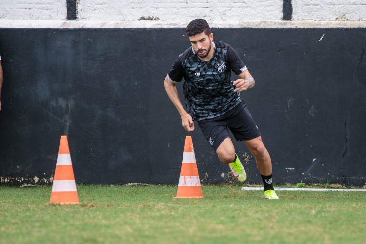 Volante Richardson em treino físico do Ceará no estádio Carlos de Alencar Pinto, em Porangabuçu 