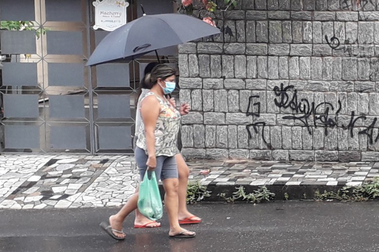 Chove brevemente em Fortaleza na manhã desta sexta-feira, 21