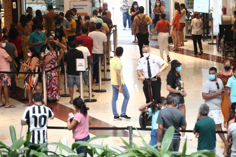  Filas para  a terceira dose têm sido comum no Iguatemi, mas usuários elogiam o serviço prestado no local