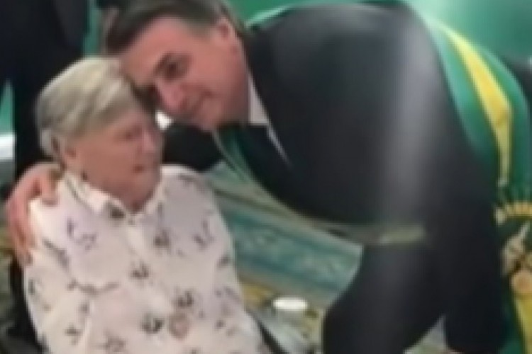 Jair Bolsonaro com a mãe Olinda