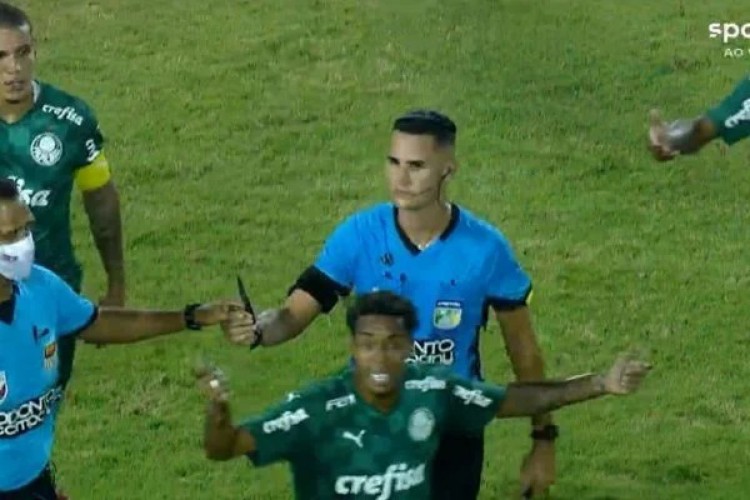 Uma faca foi encontrada no campo durante a confusão