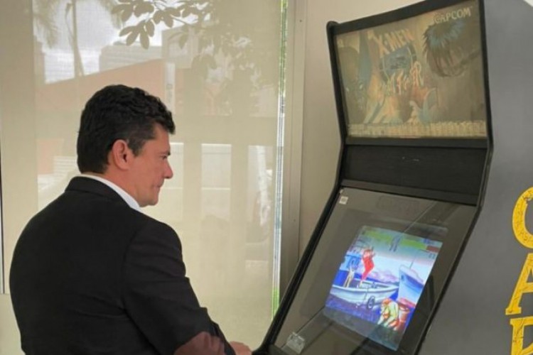 Moro posta foto jogando Street Fighter e se compara a personagem do jogo pra enfrentar adversários