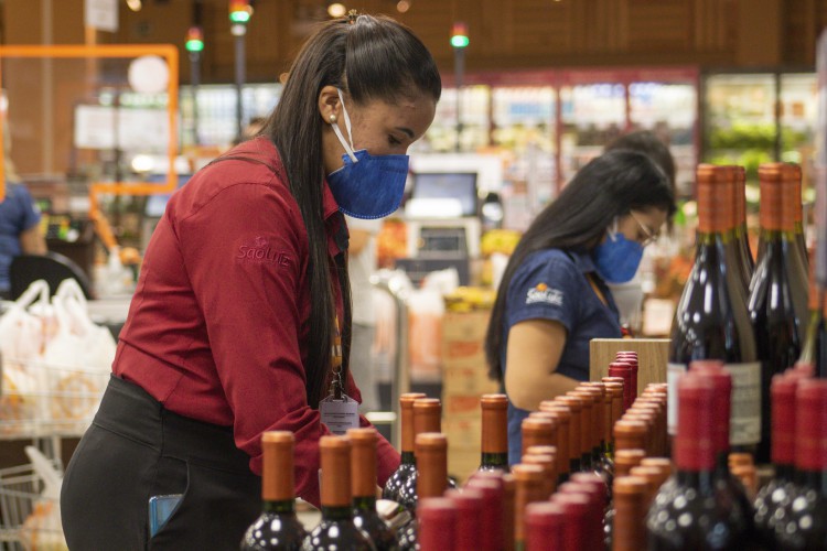 Nova regra vale para escolas, supermercados e farmácias; outros setores ainda podem ser incluídos, segundo decreto do Governo do Estado 