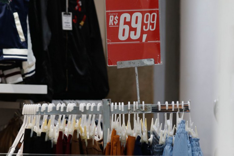 Vitrine de roupas em loja de rua, comércio no Centro do Rio. (Fernando Frazão/Agência Brasil)(Foto: Fernando Frazão/Agência Brasil)