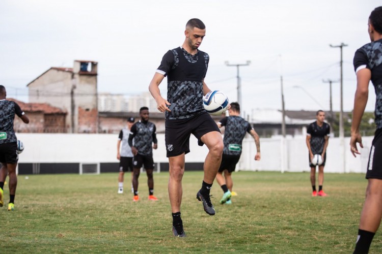 Zagueiro Gabriel Lacerda durante treino do Ceará no CT de Porangabuçu