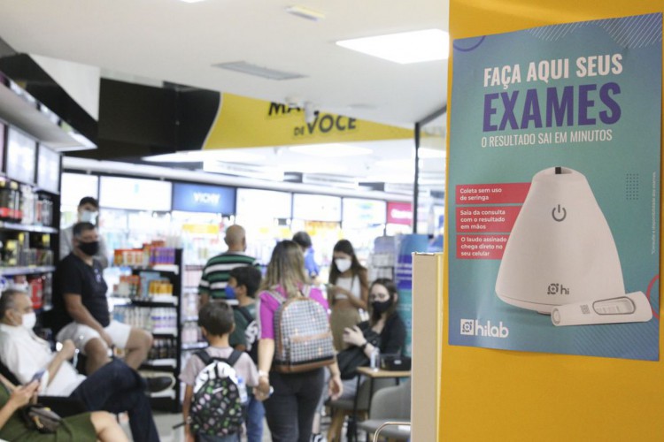 Movimento de pessoas em farmácia para a realização de exames rápidos de Covid e Influenza.