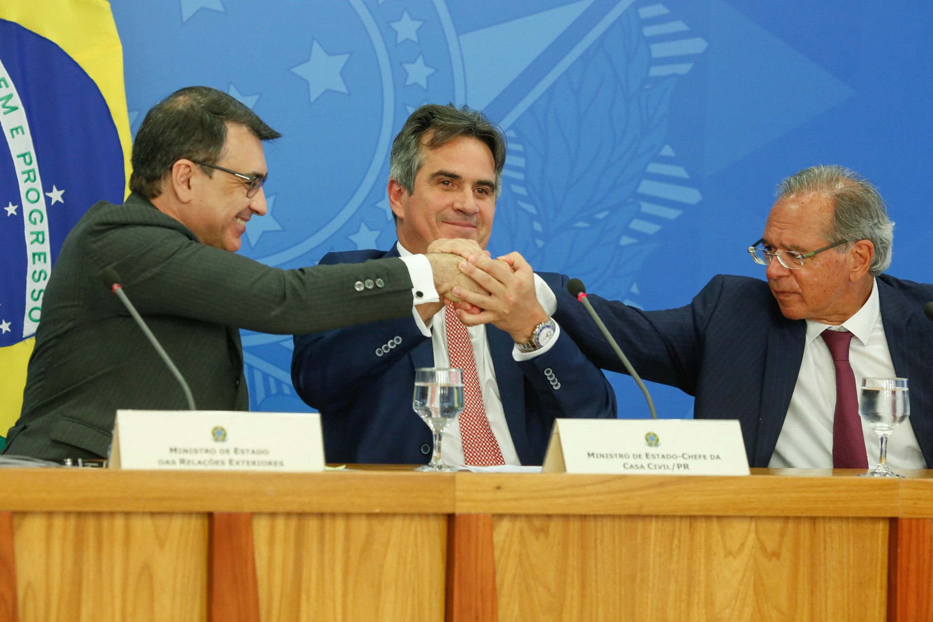 O Ministro das Relações Exteriores do Brasil Carlos Franca (E), o ministro-chefe da Casa Civil Ciro Nogueira (C) e o Ministro da Economia Paulo Guedes (D) gesticulam durante uma coletiva de imprensa sobre o convite que a Organização para Cooperação e Desenvolvimento Econômico (OCDE) feito ao Brasil e outros cinco países para iniciar as discussões sobre a adesão à entidade (Foto: Sérgio Lima/AFP)