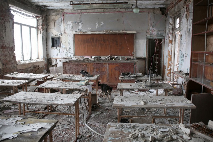 Sala de aula destruída em uma escola perto da linha de frente com separatistas apoiados pela Rússia, na vila de Peski, na autoproclamada República Popular de Donetsk (DPR), no leste da Ucrânia, em 25 de janeiro de 2022.