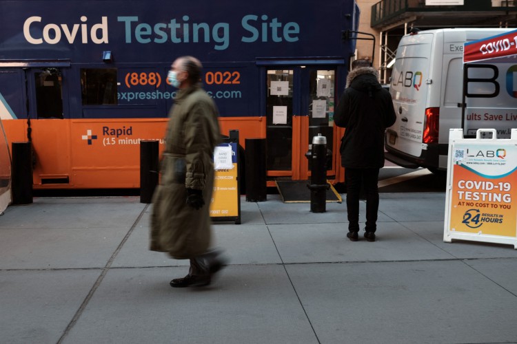 Uma van de teste Covid-19 fica ao longo de uma rua de Manhattan em 21 de janeiro de 2022 na cidade de Nova York