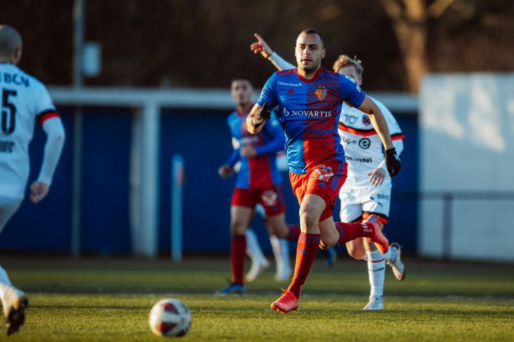 Atacante Arthur Cabral com a bola em jogo do Basel