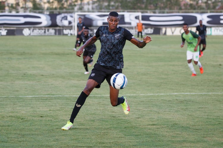 Atacante Cléber com a bola em jogo-treino do Ceará no estádio Carlos de Alencar Pinto, em Porangabuçu