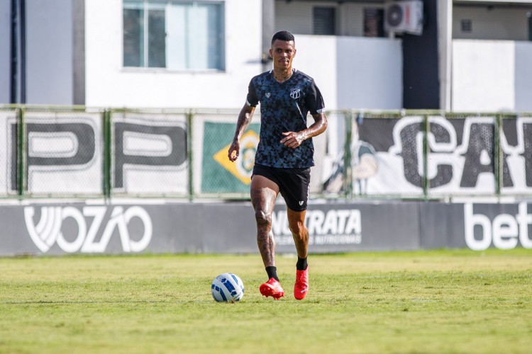 Volante Richard com a bola em jogo-treino do Ceará no estádio Carlos de Alencar Pinto, em Porangabuçu