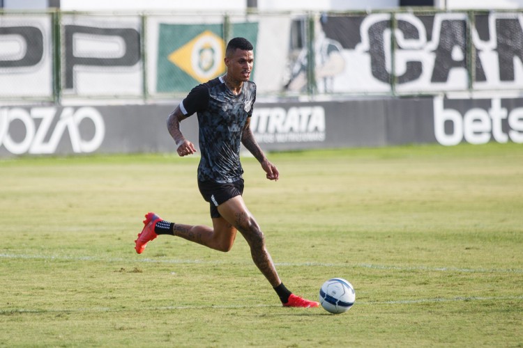 Volante Richard com a bola em jogo-treino do Ceará no estádio Carlos de Alencar Pinto, em Porangabuçu