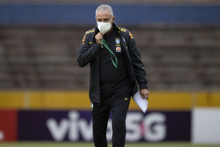 Técnico Tite em treino da seleção brasileira no estádio Atahualpa, em Quito, no Equador