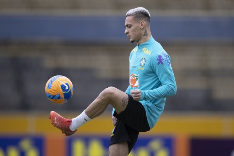 Atacante Antony com a bola em treino da seleção brasileira no estádio Atahualpa, em Quito, no Equador