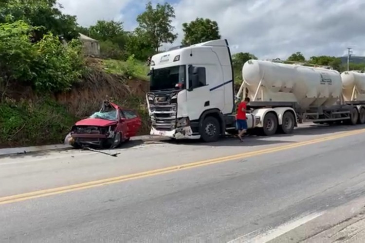 Colisão frontal entre uma carreta e um veículo de passeio ocasionou a morte de duas pessoas.