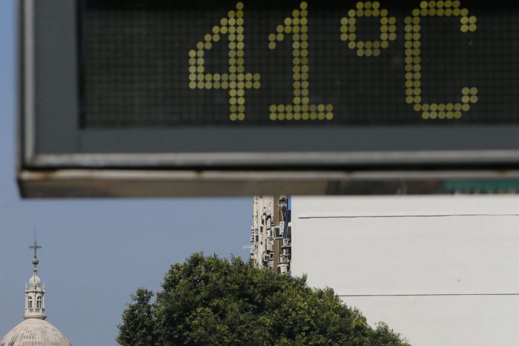 Na Avenida Presidente Vargas, com a igreja da Candelária ao fundo, termômetro registra onda de calor que atinge a cidade