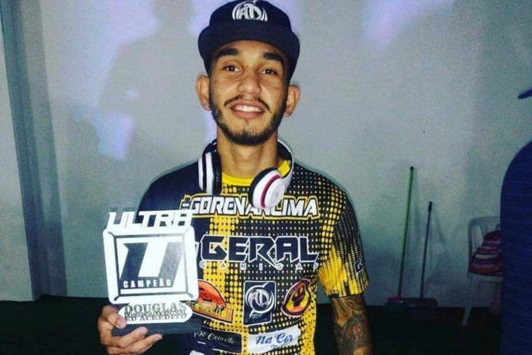 O lutador Renan Lima, 26, também era motorista de aplicativo. Estratégia para complementar a renda familiar