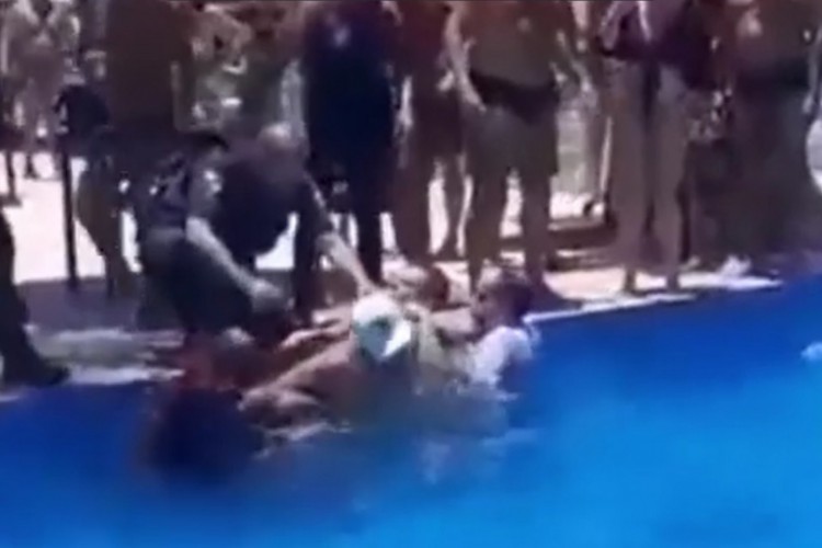 Presidente da Câmara Municipal de Embu das Artes, vereador Renato Oliveira (MDB-SP) foi detido na piscina de um condomínio em Jacarepaguá, na zona oeste do Rio de Janeiro, acusado de injúria racial