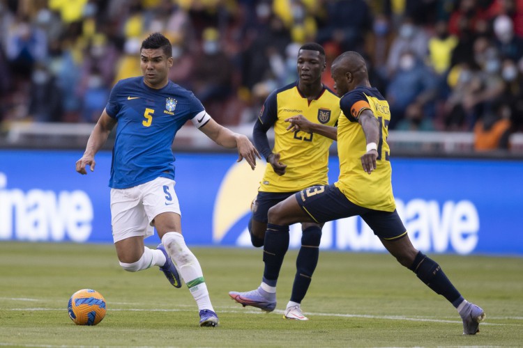 Volante Casemiro com a bola no jogo Equador x Brasil, em Quito, pelas Eliminatórias da Copa