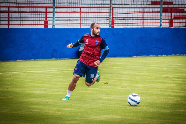 Atacante Edinho com a bola em treino do Fortaleza no Centro de Excelência Alcides Santos, no Pici