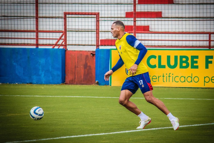 Zagueiro Titi com a bola em treino do Fortaleza no Centro de Excelência Alcides Santos, no Pici