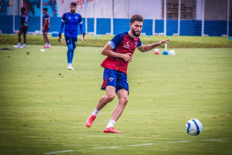 Zagueiro Wagner Leonardo com a bola em treino do Fortaleza no Centro de Excelência Alcides Santos, no Pici