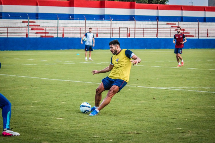 Atacante Silvio Romero com a bola em treino do Fortaleza no Centro de Excelência Alcides Santos, no Pici