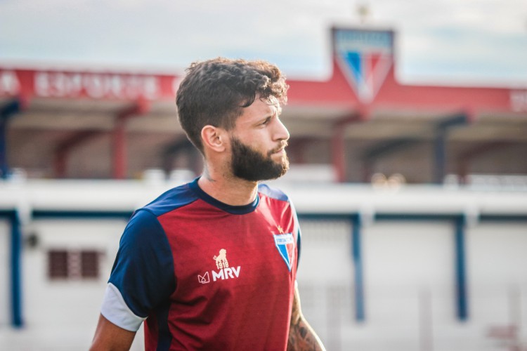 Lateral-esquerdo Juninho Capixaba em treino do Fortaleza no Centro de Excelência Alcides Santos, no Pici