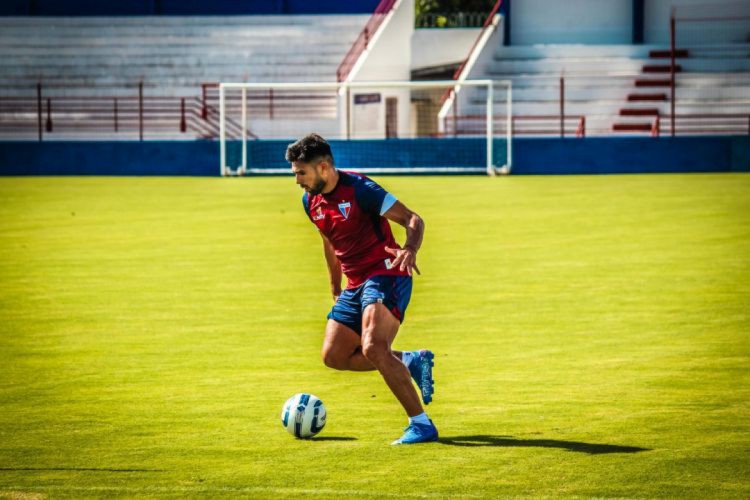 Romero, atacante do Fortaleza, realiza treino com bola no Pici