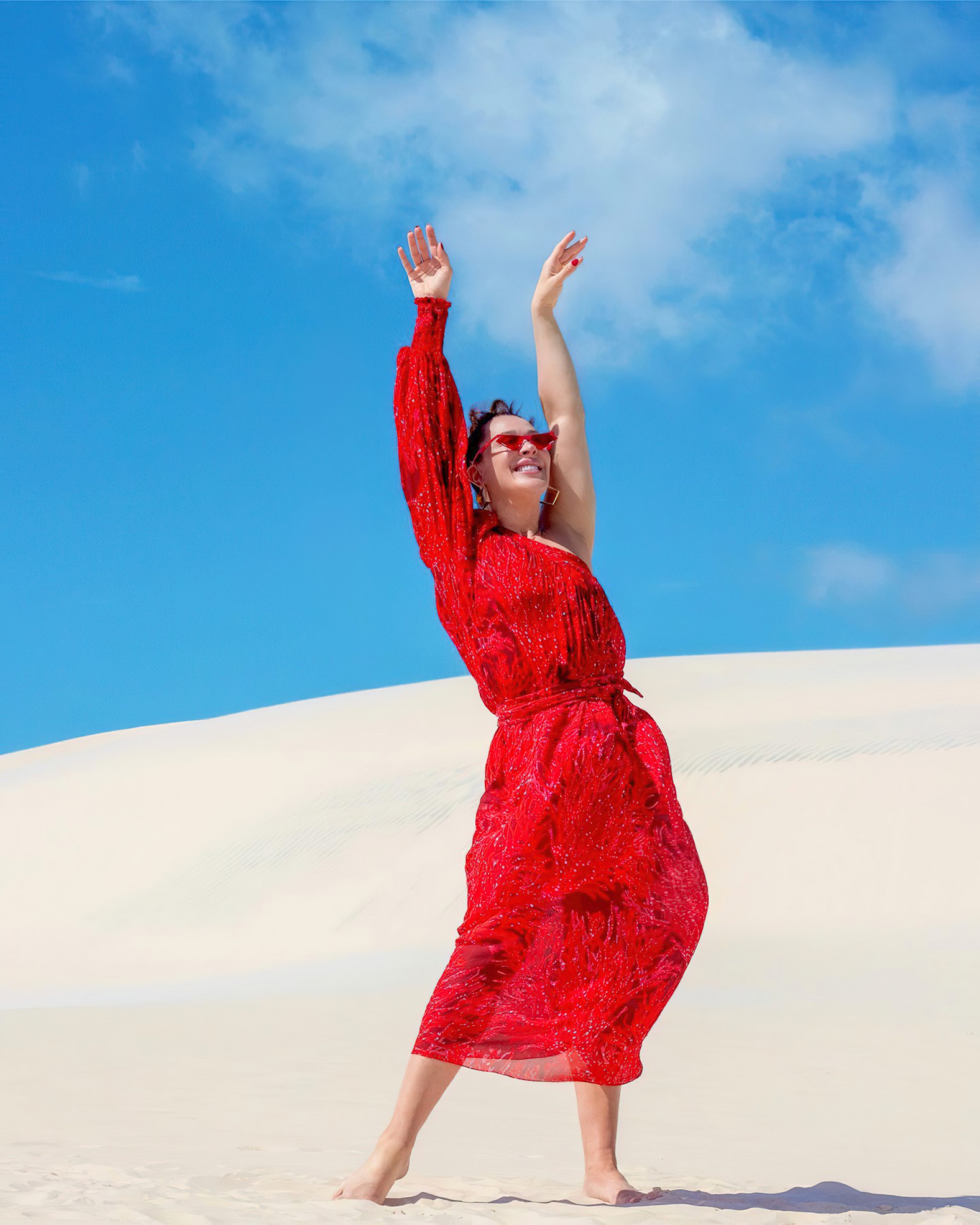 A leveza da atriz, bailarina e cantora Claudia Raia em viagem aos Lençóis Maranhenses (Foto: Reprodução/Facebook Claudia Raia)