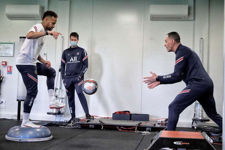 Atacante Neymar faz trabalho físico na academia em treino do PSG