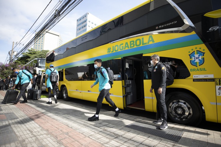 Meia Phillipe Coutinho desce do ônibus na chegada da seleção brasileira a Belo Horizonte