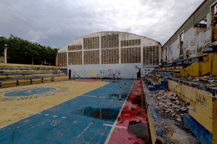 Quadra do antigo Colégio Redentorista, no bairro Rodolfo Teófilo. Prédio está abandonado e em ruínas(Foto: Cláudio Ribeiro)