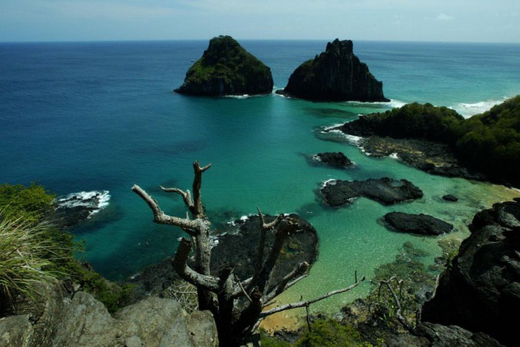 Vista do alto da ilha de Fernando de Noronha (PE) 