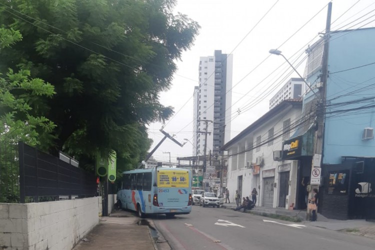 Motorista enviou imagem do micro-ônibus que derrubou poste na rua Coronel Mozart Gondim, no cruzamento com a avenida Bezerra de Menezes