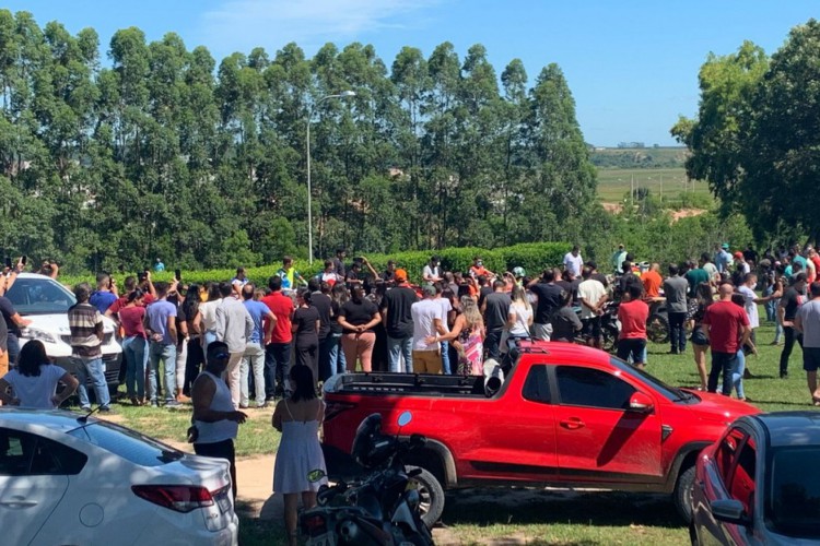 Amigos e familiares fizeram cortejo no adeus a piloto do ES encontrado morto durante rally no Ceará