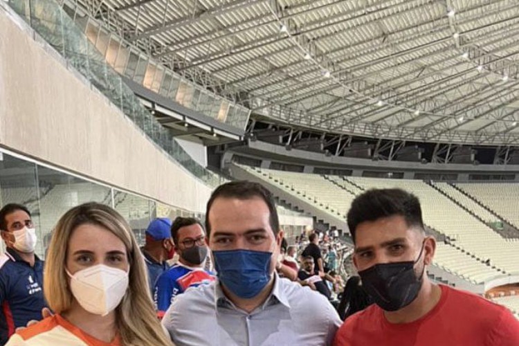 Silvio Romero no Castelão ao lado de Marcelo Paz e esposa do presidente do clube