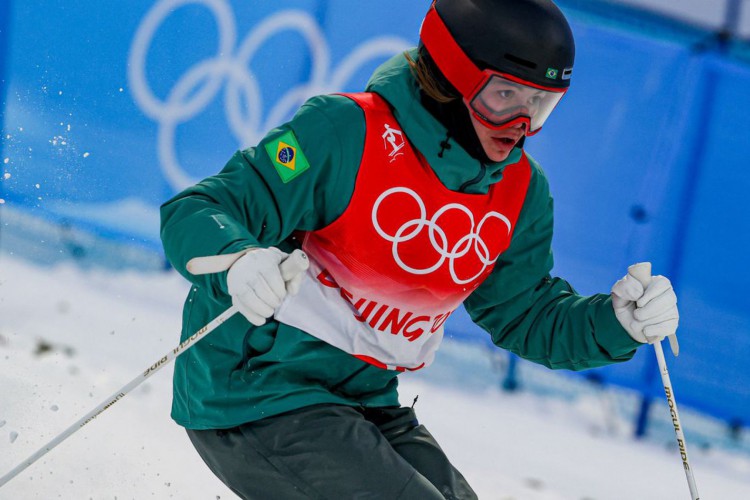 Brasil estreia na Olimpíada de Inverno com esquiadora Sabrina Cass 