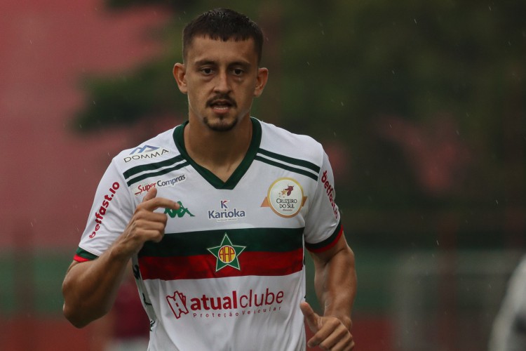 Lateral-esquerdo Sanchez, ex-Ceará, atuando pela Portuguesa-RJ