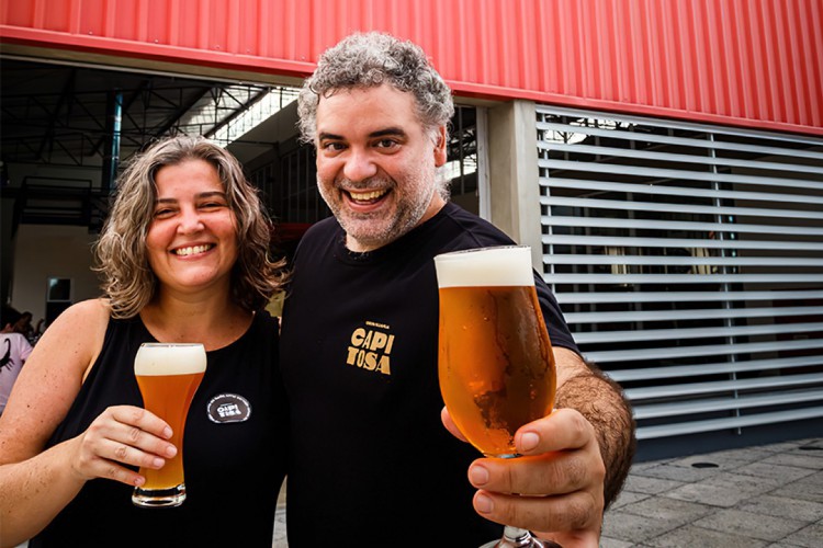 Carol Zilles e Fernando Chaves, sócios da Cervejaria Capitosa, que acaba de lançar serviço de entrega pelo iFood