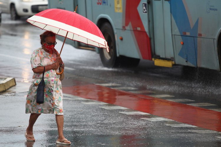 FORTALEZA,CE, BRASIL, 04.02.2022: Pessoas andando com guarda chuva durante manhã chuvosa em Fortaleza, Av. Aguanambi.   (Fotos: Fabio Lima/O POVO)