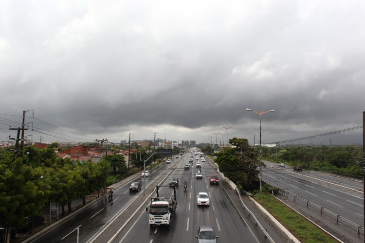 FORTALEZA,CE, BRASIL, 04.02.2022: Passarela provisória na BR-116, próximo ao antigo Makro