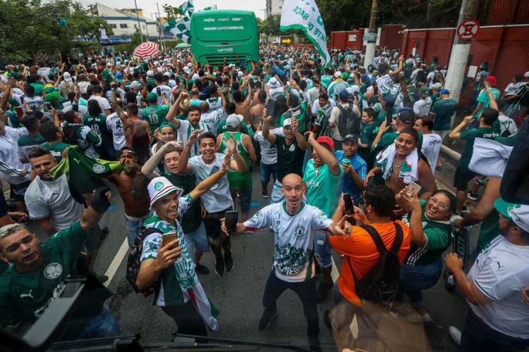 Palmeirenses encaram trâmites da covid-19 para ver time no Mundial