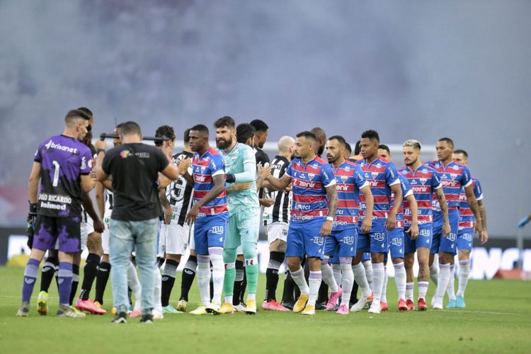 Jogadores do Fortaleza cumprimentam jogadores do Ceará antes do Clássico-Rei no Castelão pela Copa do Nordeste