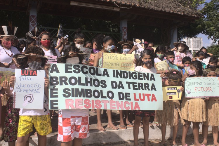 Povo Tremembé de Itapipoca protesta em frente à Escola Indígena Brolhos da Terra para pedir pela a abertura da escola