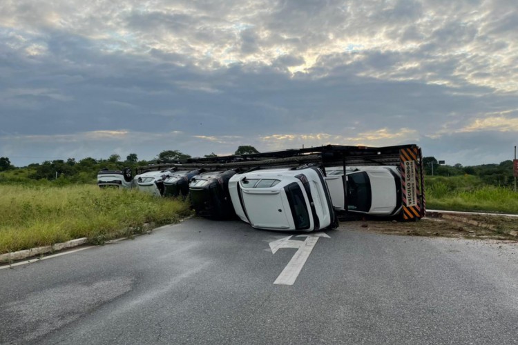 Caminhão cegonha tomba na BR-116 e causa desvio no trânsito. 