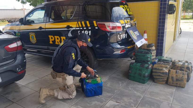 Polícia Rodoviária Federal retirou 400 quilos de maconha de dentro de carro clonado (foto: Divulgação/ PRF)