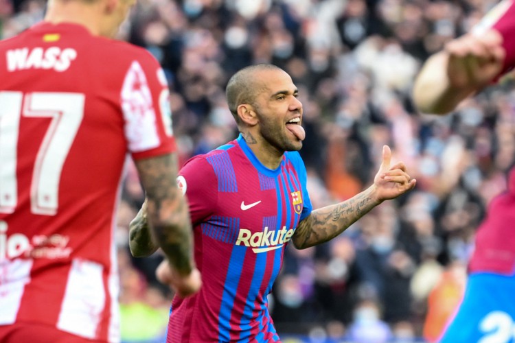 Daniel Alves comemora gol no jogo Barcelona x Atlético de Madrid, no Camp Nou, pelo Campeonato Espanhol